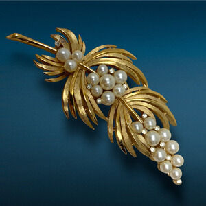 Vintage 1960's Trifari Gold Tone Pearl Leaf Brooch Pin Modernist Avant Garde